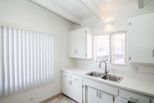 Building Photo - 1718 S Bundy Dr