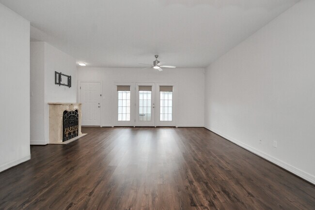 Living room - 268 Wilcrest Dr