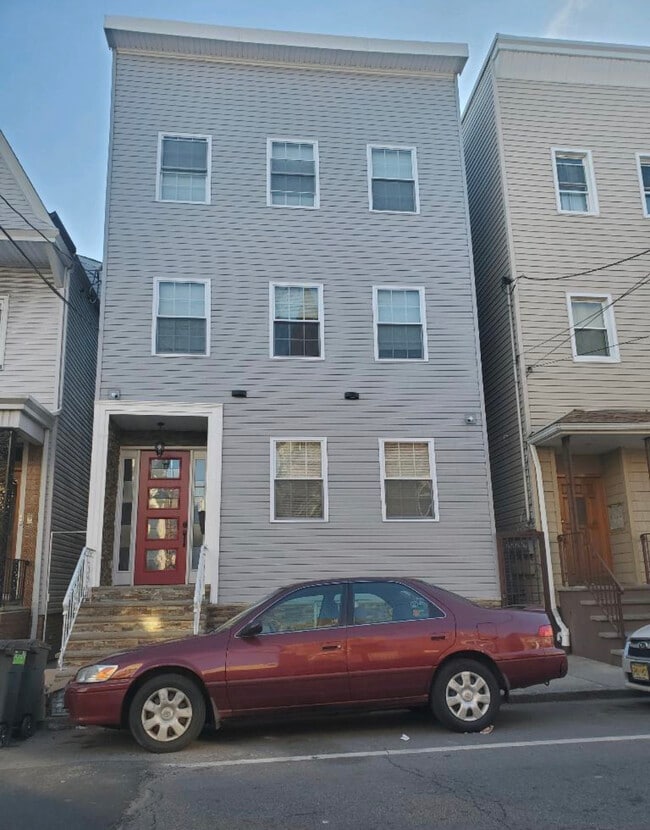 Building Photo - 372 Walnut St