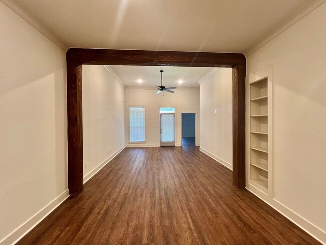 Building Photo - Spacious Two Bedroom Townhouse off Jefferson Hwy