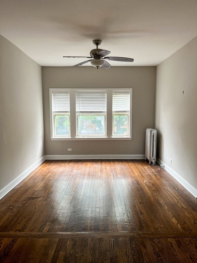 Building Photo - Ravenswood Manor - 1 Bed / 1 Bath Condo - In Unit Laundry - Heat Included