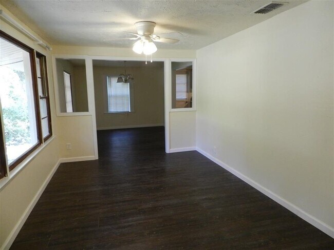Building Photo - 3015 Thomas Dr