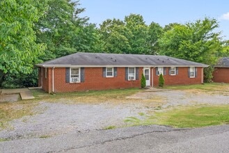 Building Photo - 470 Circle Dr