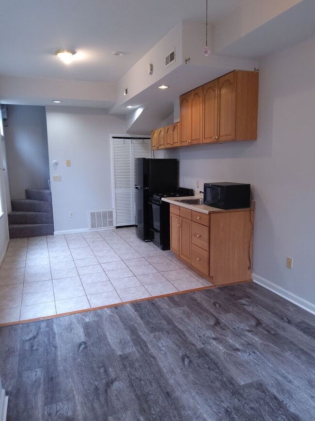 Building Photo - Little Italy Carriage House offering A/C and Laundry