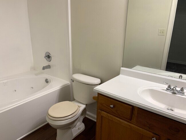 Foto del edificio - 4737 E Bending Oaks Cove