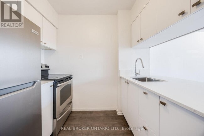 Building Photo - 105 McCaul St
