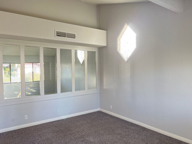 Foto del edificio - SOUTHWEST BAKERSFIELD MOVE-IN-SPECIAL 1/2 ...