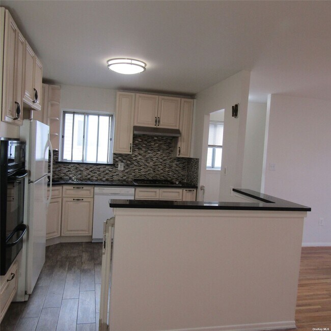 Building Photo - 37-03 Brookside St