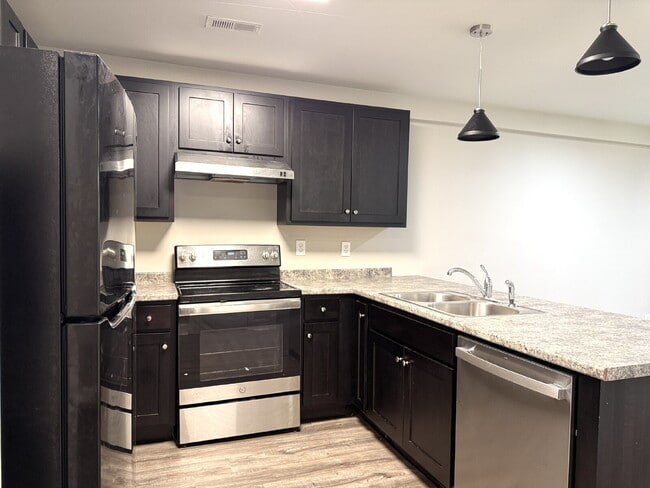 Building Photo - "Charming 2-Bed, 2-Bath Duplex Retreat in New Market's Idyllic Setting!"