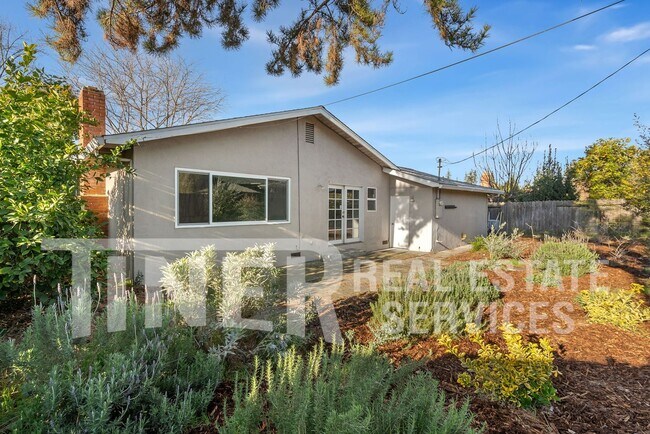 Building Photo - South Land Park 3 Bedroom Gem - Tier 3