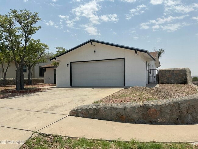 Building Photo - 335 Flynn Dr