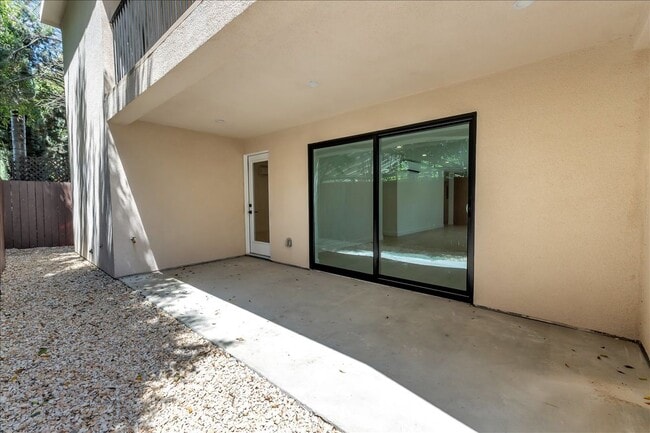 Building Photo - 6915 Encino Ave