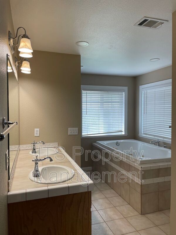 Foto del edificio - 2542 Rod Beaudry Dr