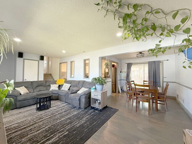 Building Photo - Spacious 5-Bedroom Home with Sunroom, Work...