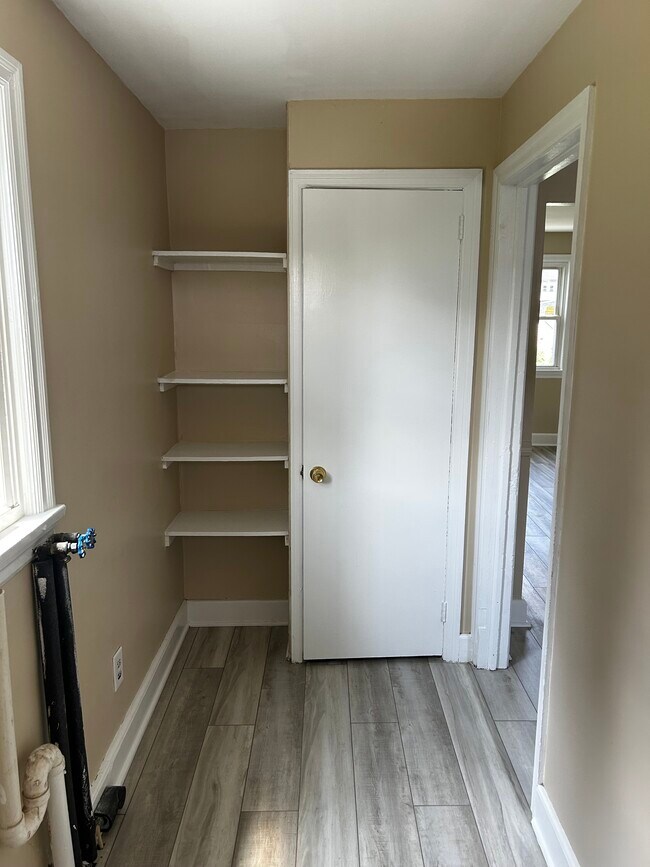 Building Photo - 1925 Valley Rd