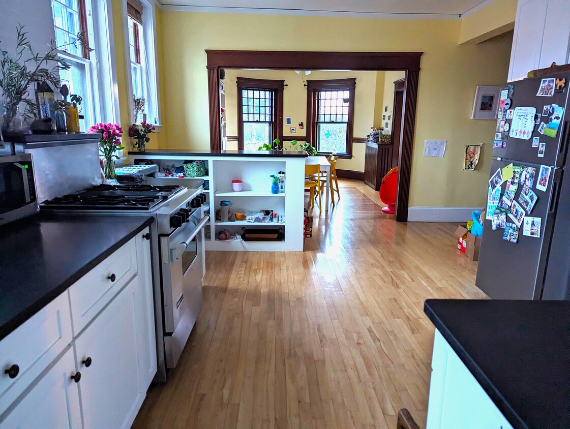 Large, sunny kitchen - 336 Washington St
