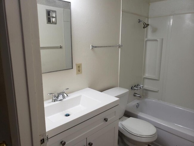 Building Photo - 605 S Royal Crest Cir
