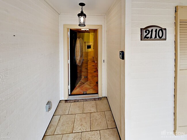 Foto del edificio - 2110 Reverchon Dr