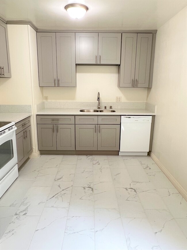 Building Photo - 830 Fairview Ave