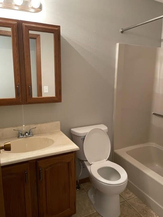 Building Photo - Spacious newly updated 2 bed, 2 bath Townh...