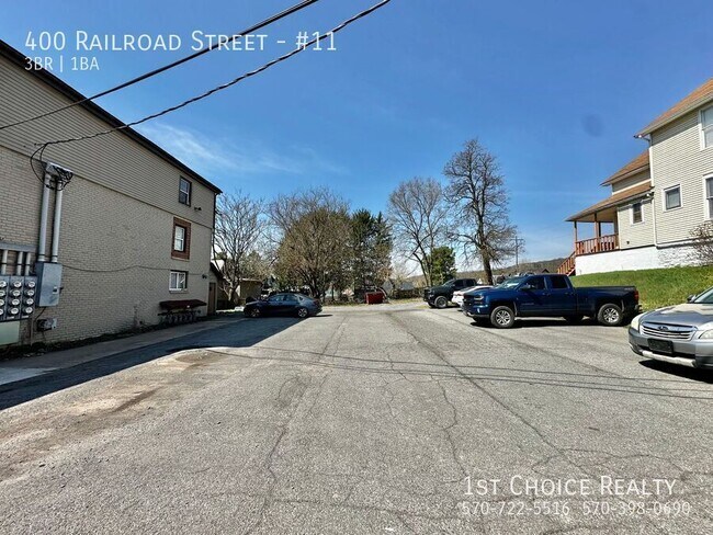 Building Photo - 400 Railroad St