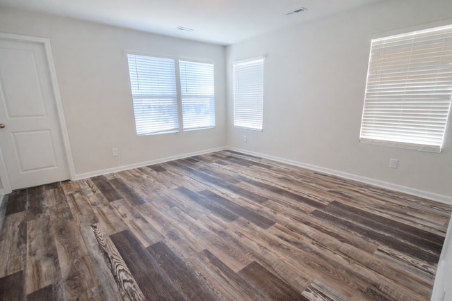 Foto del edificio - COMING SOON: 3BR Townhome • Full Kitchen • Garage + Driveway