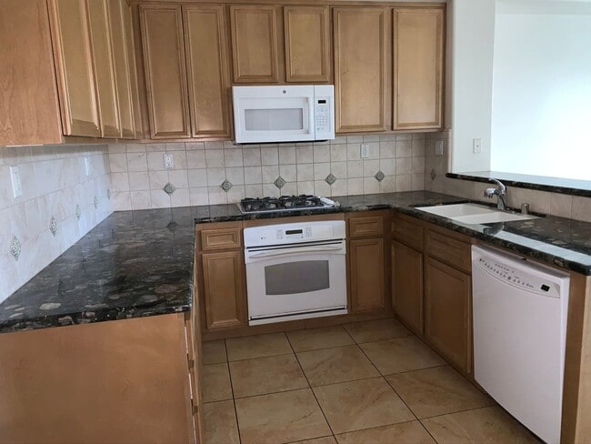 Building Photo - 4 bed, 3 bath townhome in desirable Paseo Del Sol Community!