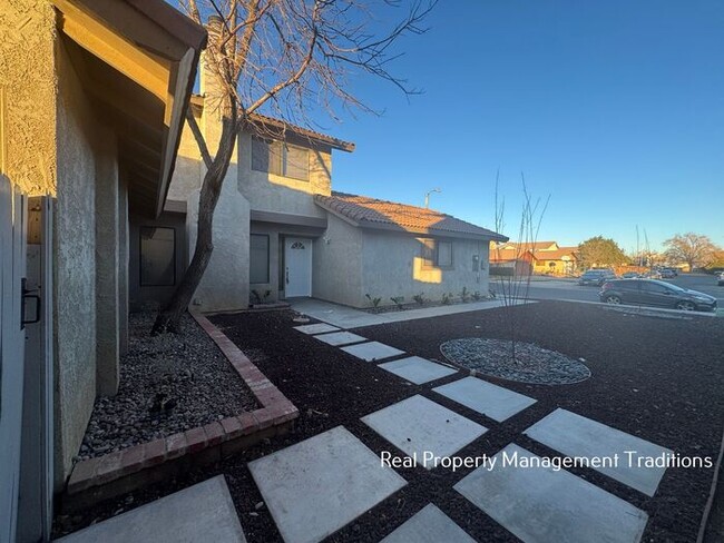 Building Photo - Beautifully redone 4 + 3 Palmdale home!