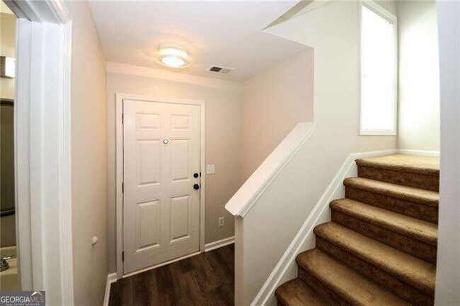 Foto del edificio - 121 Stoneforest Dr