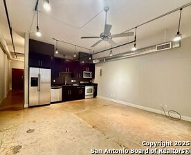Building Photo - 831 S Flores St