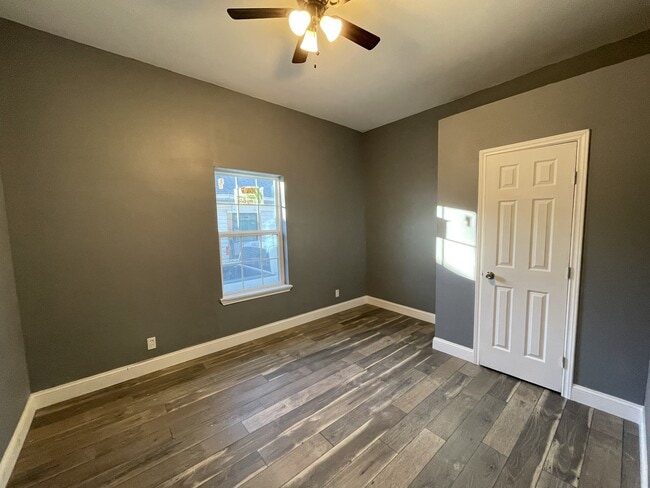 Building Photo - 810 Park Dr