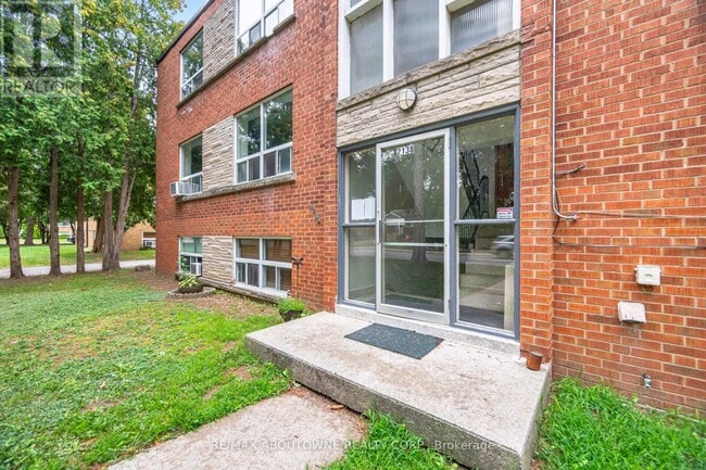 Building Photo - 2138-2138 Ghent Ave
