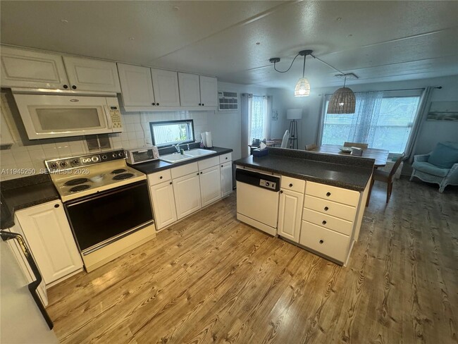 Foto del edificio - 231 W Lake Dr