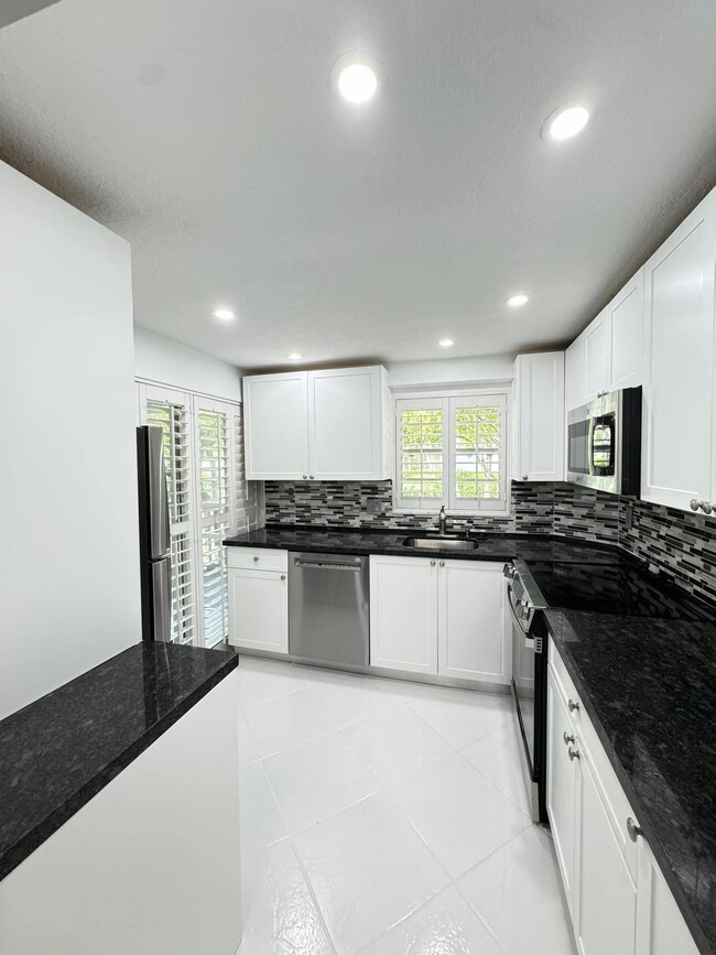 Building Photo - 100 Royal Palm Way