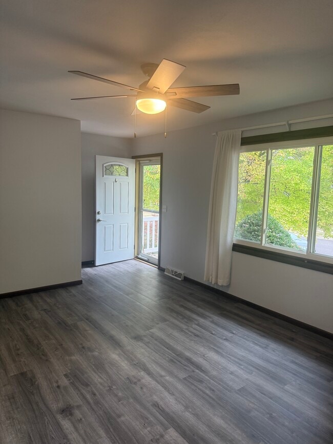 Living Room - 1202 Knollcrest Dr