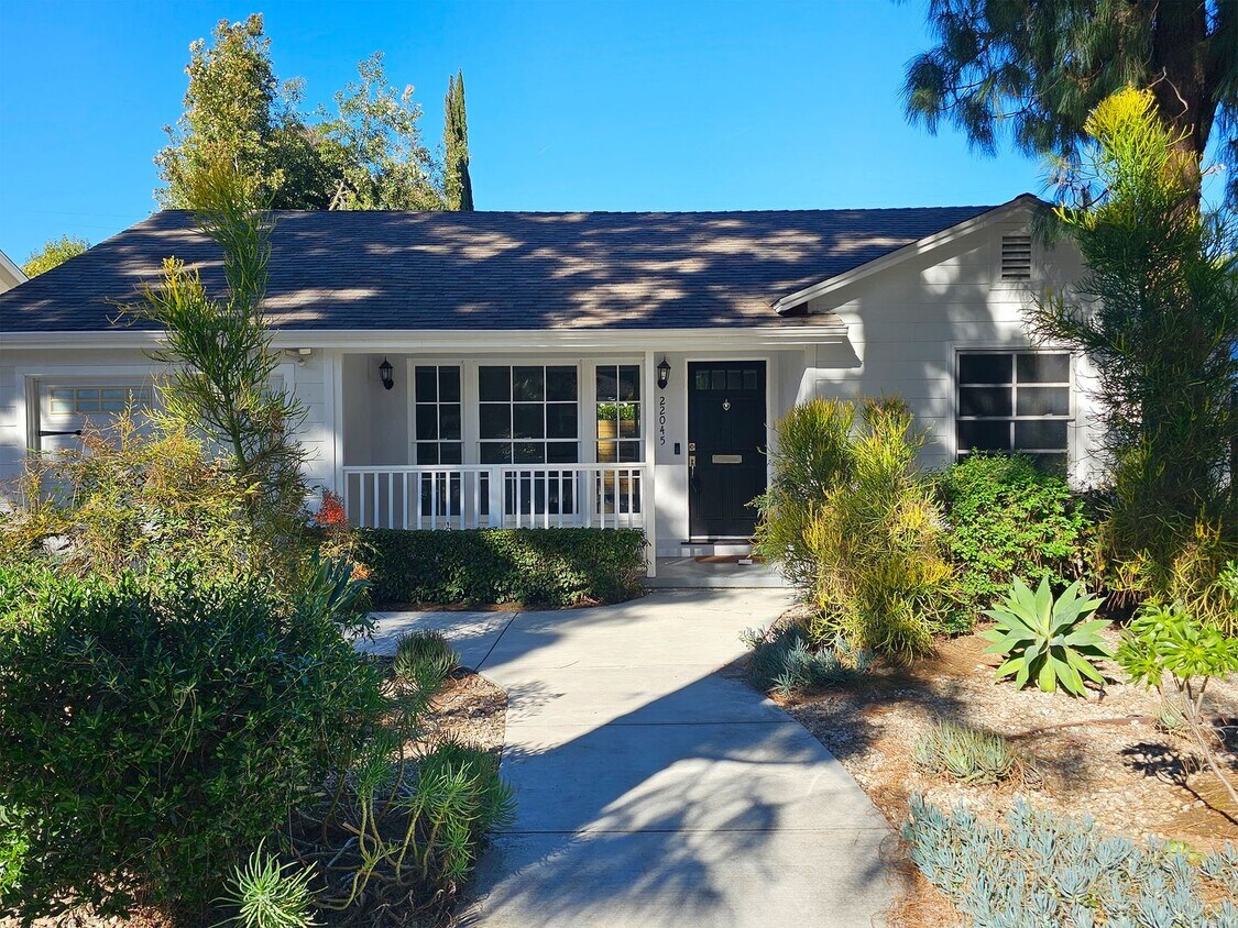 Foto principal - 2 Bedroom/2 Bathroom in Desirable Woodland Hills Neighborhood
