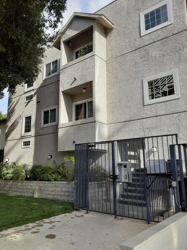 Primary Photo - 5908 Cedros Avenue