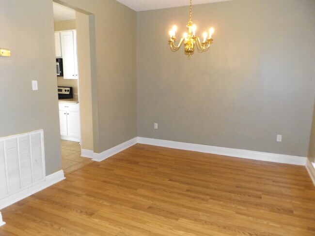 Building Photo - Spacious 4 bedroom with BONUS Room