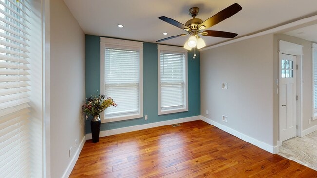Building Photo - 4BR/3BA Cottage Near UTK | Student Friendl...