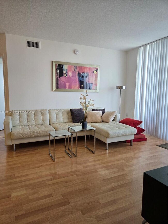Foto del edificio - 19501 W Country Club Dr