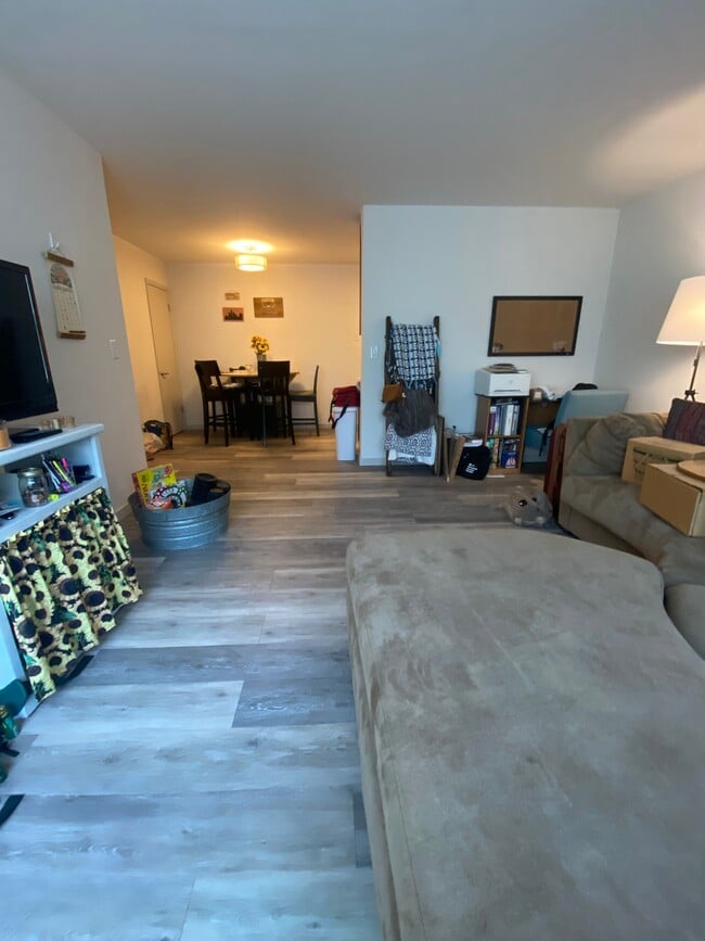 Living room -unit 220 1B - 2867 S Kinnickinnic
