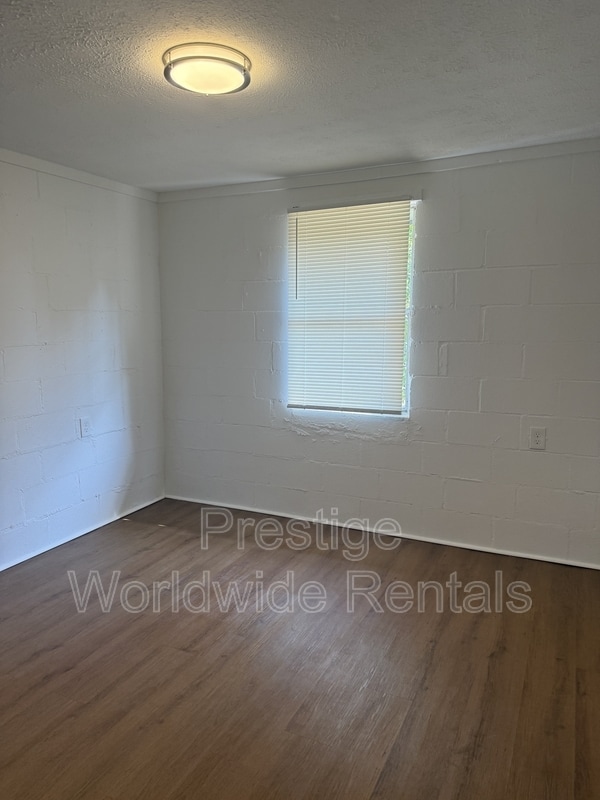 Building Photo - 102 Moore St