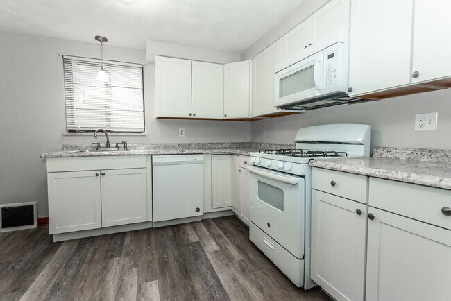 Building Photo - 4 Bedroom Home in Bethel Park!