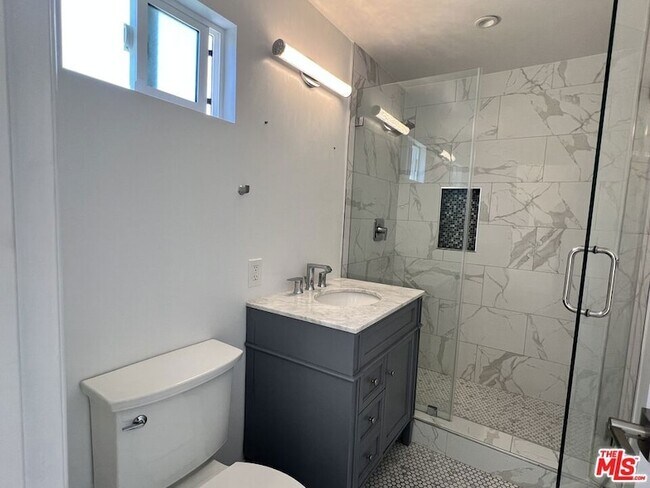 Foto del edificio - 3753 W 60th St