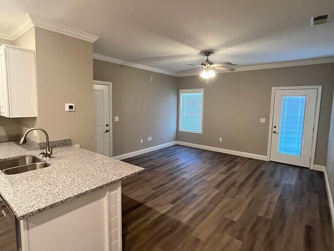 Foto del edificio - 361 Hillview Mls Blvd