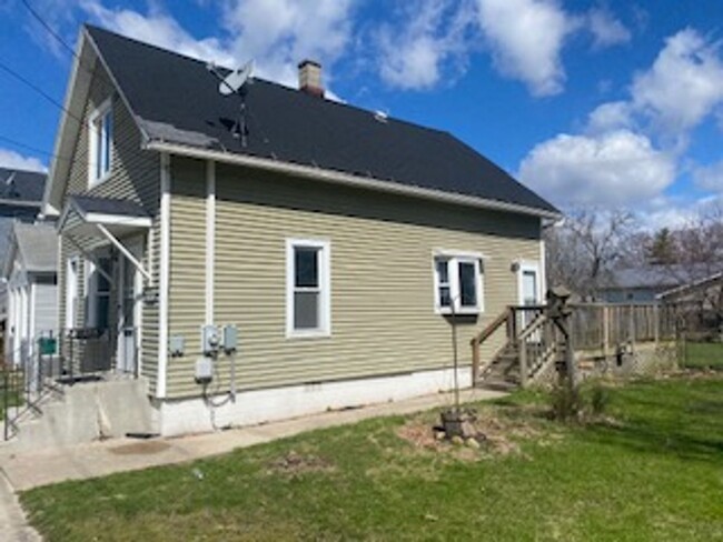 Building Photo - 2 bedroom single family with a loft