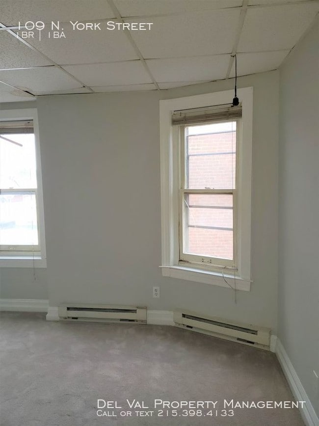 Building Photo - 109 N York St