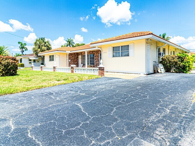 Foto del edificio - 2715-2719 NE 32nd St