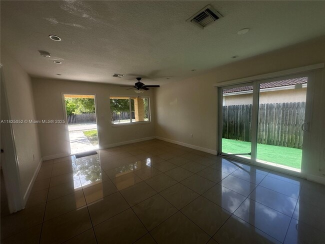 Building Photo - 3104 Tarpon Dr