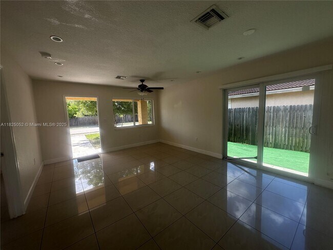 Foto del edificio - 3104 Tarpon Dr
